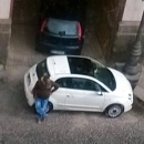 via_del_sole_la_caserma_dei_vigili_viene_usata_come_parcheggio_illegale_dagli_abusivi3.jpg