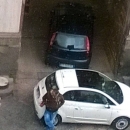 via_del_sole_la_caserma_dei_vigili_viene_usata_come_parcheggio_illegale_dagli_abusivi4.jpg