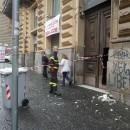 maltempo_crollo_a_via_guglielmo_sanfelice_i_vigili_del__fuoco_aiutano_gli_abitanti_ad_uscire_dal_palazzo.jpg
