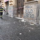 maltempo_crollo_a_via_guglielmo_sanfelice_i_vigili_del__fuoco_aiutano_gli_abitanti_ad_uscire_dal_palazzo2.jpg