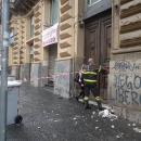 maltempo_crollo_a_via_guglielmo_sanfelice_i_vigili_del__fuoco_aiutano_gli_abitanti_ad_uscire_dal_palazzo3.jpg