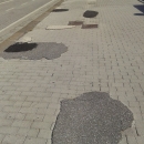 rattoppi_per_il_papa_via_caracciolo_rattoppata_e_cordoli_della_pista_ciclabile_scomparsi.jpg