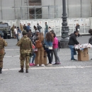 mercato_abusivo_fuori_la_prefettura_e_davanti_ai_militari_4.jpg