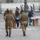 mercato_abusivo_fuori_la_prefettura_e_davanti_ai_militari_7.jpg