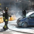 un_auto_prende_fuoco_prima_di_via_chiatamone_intervengono_i_vigili_2.jpg