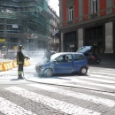 un_auto_prende_fuoco_prima_di_via_chiatamone_intervengono_i_vigili_5.jpg