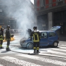 un_auto_prende_fuoco_prima_di_via_chiatamone_intervengono_i_vigili_6.jpg