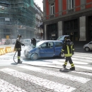 un_auto_prende_fuoco_prima_di_via_chiatamone_intervengono_i_vigili_7.jpg