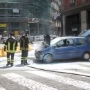 un_auto_prende_fuoco_prima_di_via_chiatamone_intervengono_i_vigili_8.jpg
