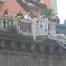 una_persona_cerca_di_gettarsi_gi_dalla_galleria_vittoria_2.jpg