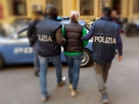 11_polizia_arresto_donna_sfocata.jpeg
