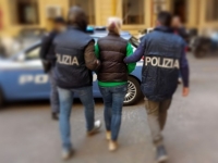 12_polizia_arresto_donna_sfocata.jpeg