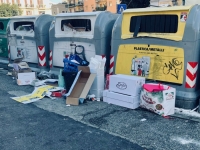 1_napoli_piazza_degli_artisti_rifiuti_nei_pressi_delle_campane.jpg