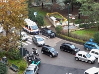 1_napoli_piazza_medaglie_d_oro_ambulanza_bloccata_nel_traffico.jpg