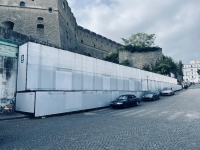 1_vomero_san_martino_il_muro_puntellato_e_impacchettato.jpg