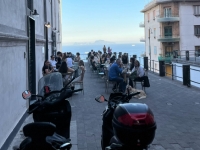 1_vomero_via_luca_giordano_motocicli_tavolini_e_sedie.jpg