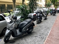 3_vomero_motocicli_parcheggiati_sul_marciapiede.jpg