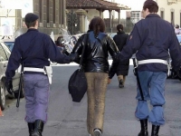 5_polizia_arresto_donna.jpg