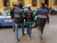 5_polizia_arresto_donna_sfocata.jpeg