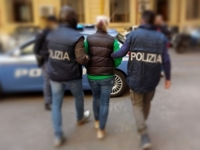 9_polizia_arresto_donna_sfocata.jpeg