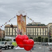arte_e_polemiche_inaugurata_ieri_a_napoli_fa_discutere_l_installazione_artistica_dedicata_a_pulcin_square_site_zh3qf.jpg