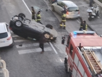 auto_ribaltata_via_caravaggio_2.jpeg