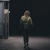 donna_per_strada.jpg