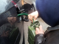 ladri_carburante_auto_furto_benzina.jpg