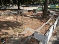 napoli_giardini_silvia_ruotolo_aiuola_con_rifiuti.jpg
