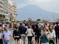 napoli_invasa_dai_turisti.jpg