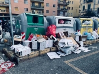 napoli_piazza_degli_artisti_campane_circondate_da_rifiuti.jpg