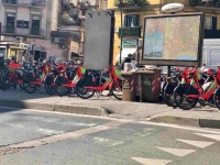 napoli_piazza_degli_artisti_marciapiede_occupato_da_mezzi_a_due_ruote.jpg