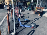 napoli_piazza_degli_artisti_monopattini_lasciati_sul_marciapiede.jpg