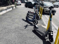 napoli_piazza_degli_artisti_monopattini_parcheggiati_sul_marciapiede.jpg