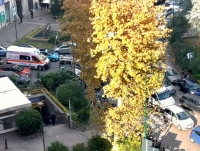 napoli_piazza_medaglie_d_oro_ambulanza_a_sirene_spiegate_bloccata_nel_traffico.jpg