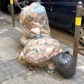 napoli_via_carelli_sacchi_di_rifiuti_con_topo_morto.jpg