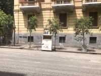 napoli_via_tino_di_camaino_campane_per_la_differenziata_rimosse.jpg