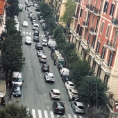 napoli_via_tino_di_camaino_perennemente_intasata.jpg