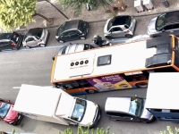 napoli_via_tino_di_camaino_pulmenn_di_linea_bloccato_dalle_auto_in_seconda_fila.jpg