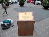 targa_1727712714775jpg_giornata_dell_orgoglio_partenopeo_ripristinata_targa_in_via_7_settembre.jpg