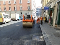 via_gennaro_serra_e_piazza_carolina_asfaltate6.jpg