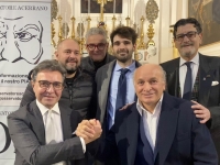 vincitori_con_la_redazione_e_staff.jpg