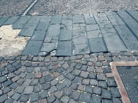 vomero_isola_pedonale_di_via_scarlatti_uno_dei_tanti_avvallamenti_presenti_sulla_carreggiata.jpg