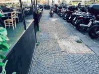 vomero_piazza_fanzago_marciapiede_occupato_con_fossette_per_gli_alberi_abolite.jpg
