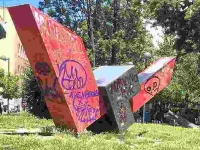 vomero_piazza_quattro_giornate_la_scultura_piu_volte_vandalizzata.jpg