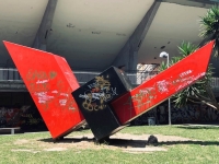 vomero_piazza_quattro_giornate_la_scultura_vandalizzata.jpg