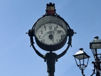 vomero_piazza_vanvitelli_l_orologio_privo_di_quadrante_e_lancette.jpg