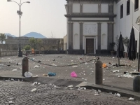 vomero_piazzale_san_martino_dopo_la_notte_prima_degli_esami_in_passato.jpg
