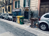 vomero_via_carelli_bidoncini_sulla_carreggiata.jpg