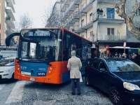 vomero_via_luca_giordano_autobus_bloccato_da_un_auto_in_seconda_fila_15_12_24_ore_13_17.jpg